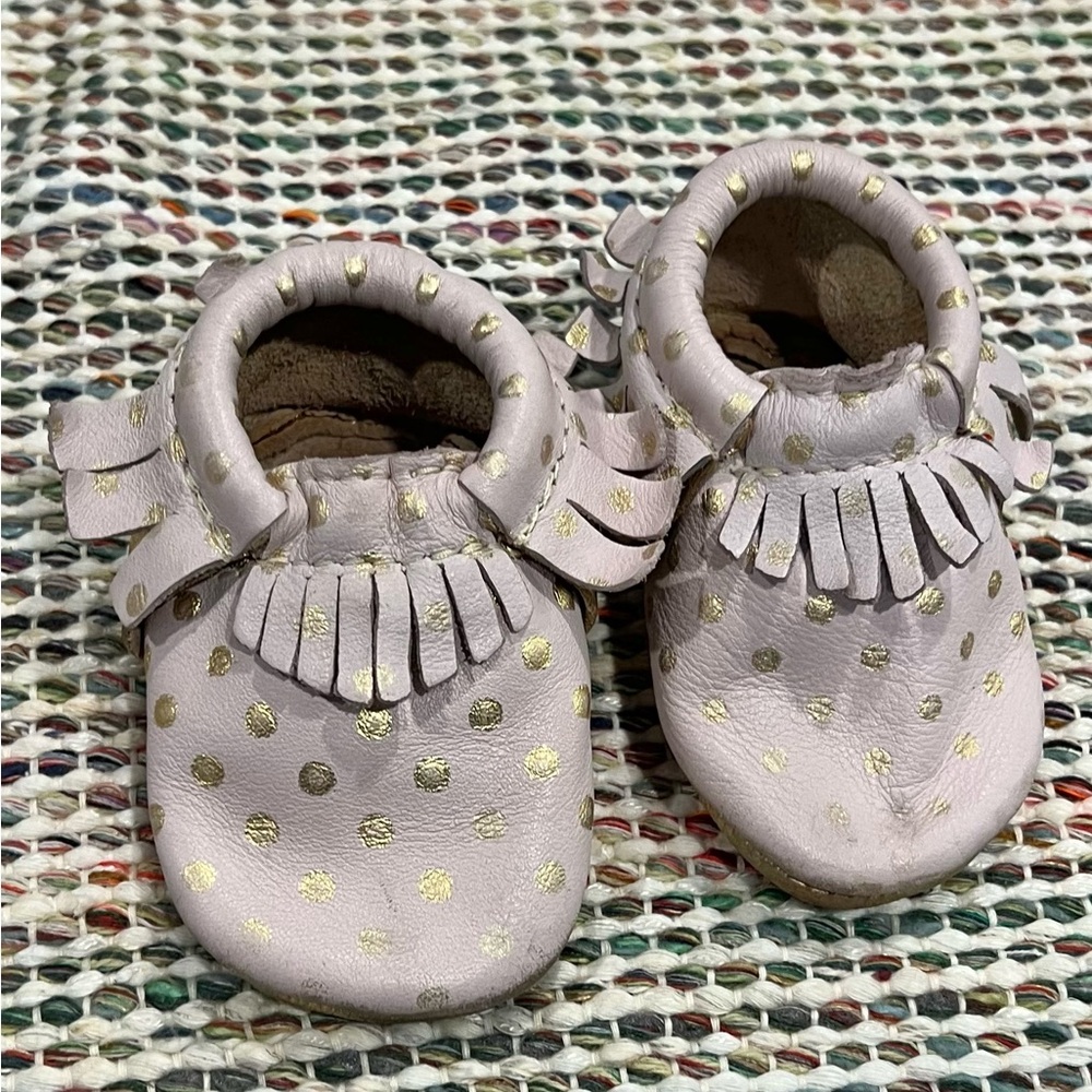Freshly Picked Pink Gold Polkadot Fringe‎ Leather Baby Moccasins Sz Infant 2